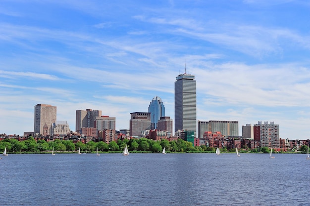 El horizonte de la ciudad de Boston con Prudential Tower y rascacielos urbanos sobre el río Charles.