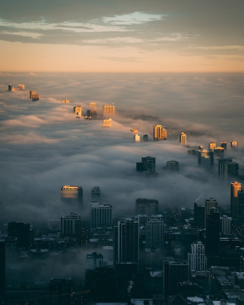 Horizonte de la ciudad con una capa de niebla al amanecer visto desde arriba