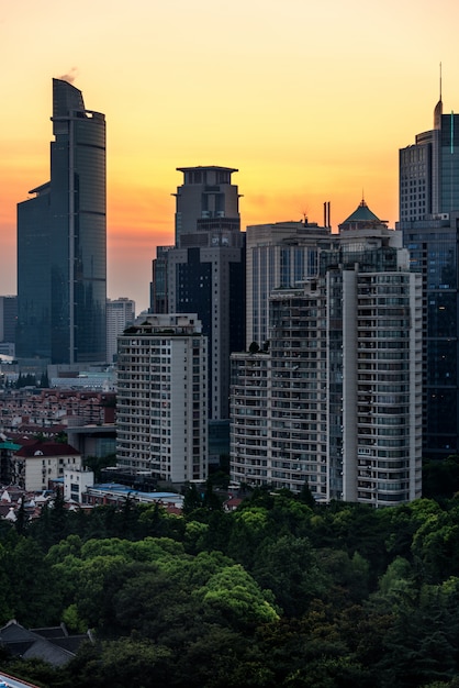 Horizonte de la ciudad con el distrito residencial