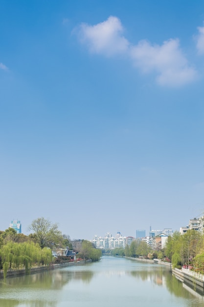 Horizonte de la ciudad a lo largo del río