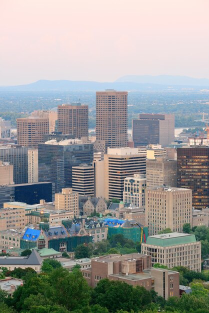 El horizonte de la ciudad de Montreal al atardecer visto desde Mont Royal con rascacielos urbanos.