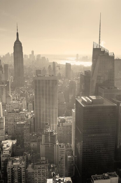 El horizonte de la ciudad de Nueva York en blanco y negro en la vista panorámica aérea del centro de Manhattan en el día.