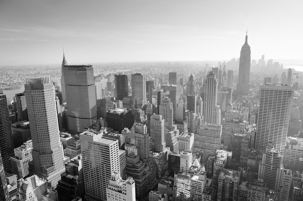 Foto gratuita horizonte de la ciudad de nueva york en blanco y negro