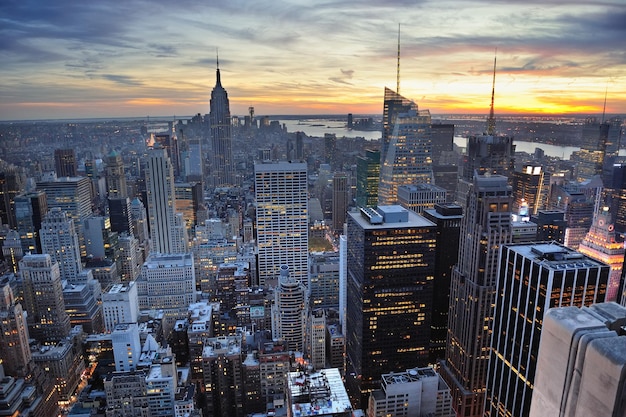 Horizonte de la ciudad de Nueva York con rascacielos urbanos al atardecer.