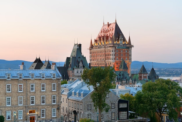 Horizonte de la ciudad de Quebec con Chateau Frontenac al atardecer visto desde la colina