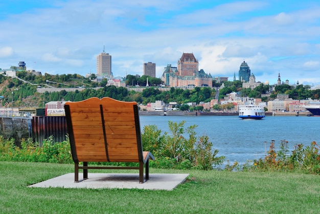El horizonte de la ciudad de Quebec sobre el río con cielo azul y nubes vistas desde el parque.