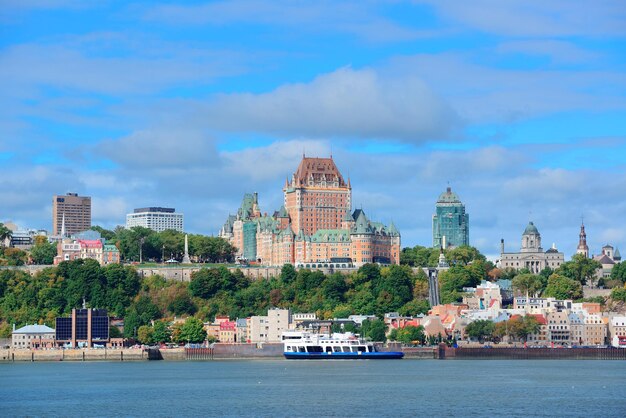 Horizonte de la ciudad de Quebec sobre el río con cielo azul y nubes.