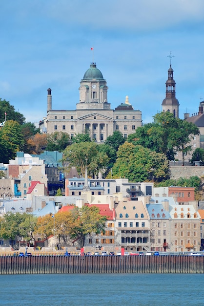 Horizonte de la ciudad de Quebec sobre el río con cielo azul y nubes.