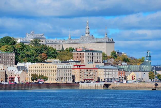 Horizonte de la ciudad de Quebec sobre el río con cielo azul y nubes.