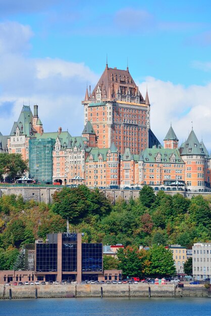 Horizonte de la ciudad de Quebec sobre el río con cielo azul y nubes.