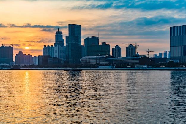 Horizonte de la ciudad por el río contra el cielo nublado