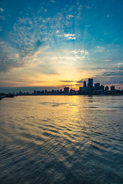 Foto gratuita horizonte de la ciudad por el río contra el cielo nublado