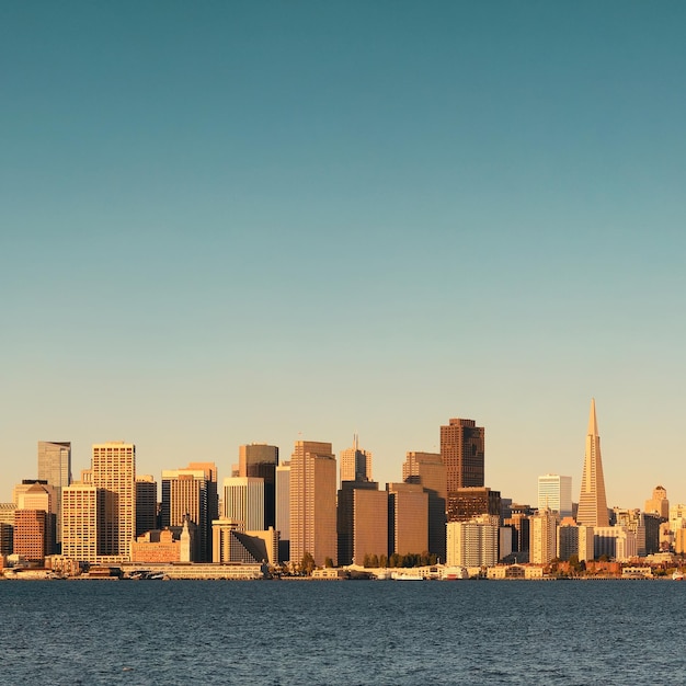 Foto gratuita horizonte de la ciudad de san francisco con arquitecturas urbanas.