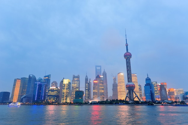 Horizonte de la ciudad de Shanghai en la noche sobre el río Huangpu