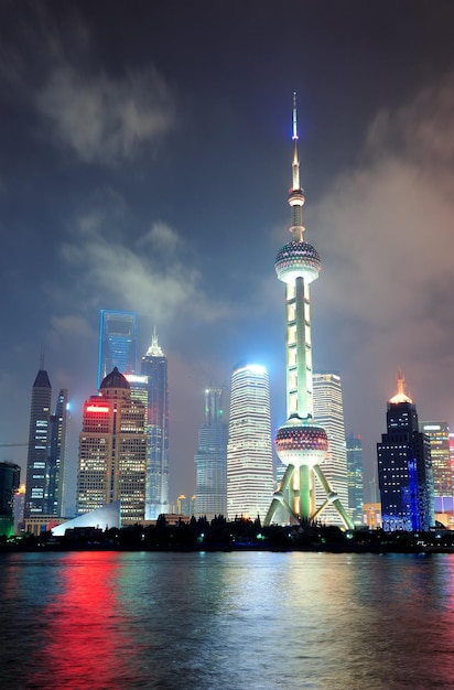 Horizonte de la ciudad de Shanghai en la noche sobre el río Huangpu