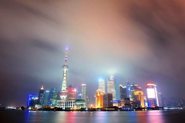 Horizonte de la ciudad de Shanghai en la noche sobre el río Huangpu