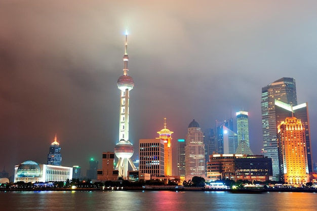 Horizonte de la ciudad de Shanghai en la noche sobre el río Huangpu