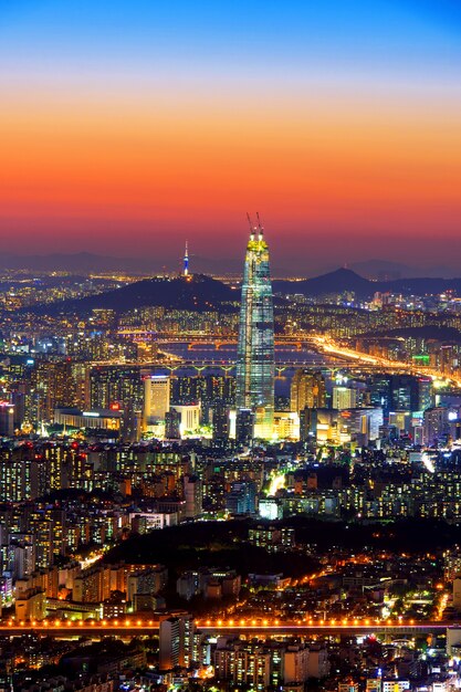 Horizonte de Corea del Sur de Seúl, la mejor vista de Corea del Sur con Lotte World Mall en la Fortaleza Namhansanseong