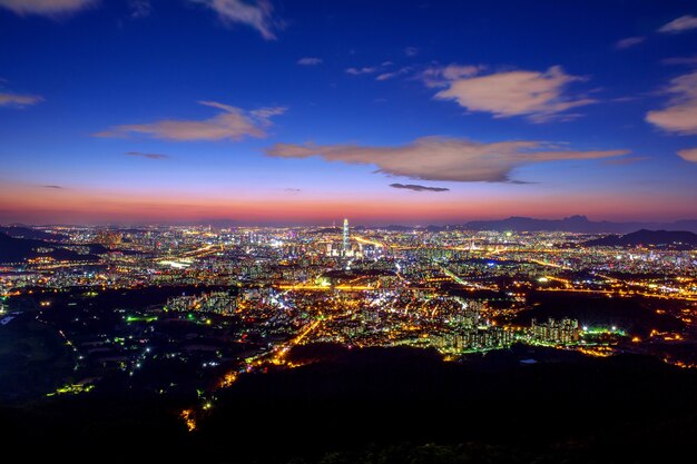 Horizonte de Corea del Sur de Seúl, la mejor vista de Corea del Sur con Lotte World Mall en la Fortaleza Namhansanseong