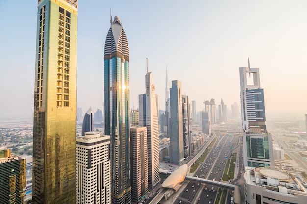 Horizonte de Dubai y rascacielos del centro al atardecer. Concepto de arquitectura moderna con edificios de gran altura en la mundialmente famosa metrópolis de los Emiratos Árabes Unidos.