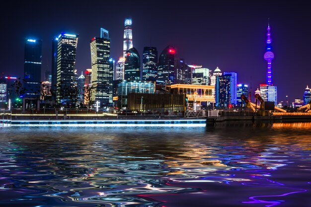 Horizonte hermoso de Shangai en la noche, fondo urbano moderno