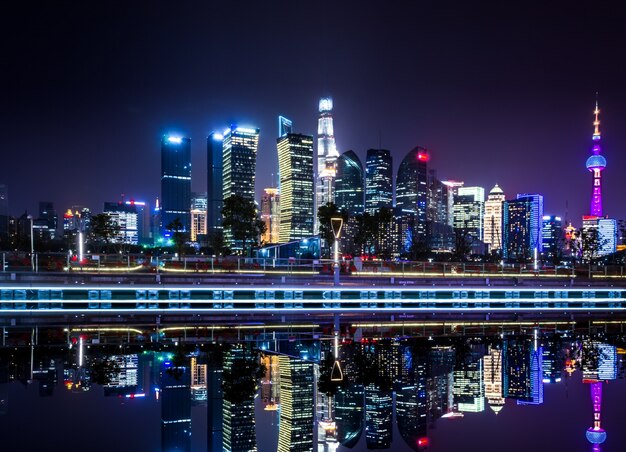 Horizonte hermoso de Shangai en la noche, fondo urbano moderno