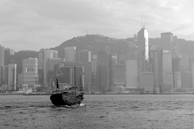 Foto gratuita horizonte de hong kong con barcos