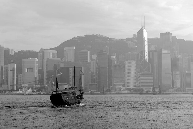 Horizonte de Hong Kong con barcos