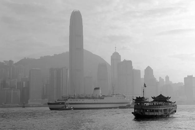 Horizonte de Hong Kong con barcos