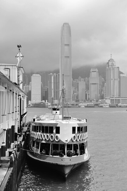 Horizonte de Hong Kong con barcos