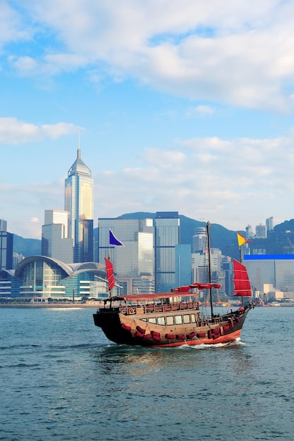 Horizonte de Hong Kong con barcos