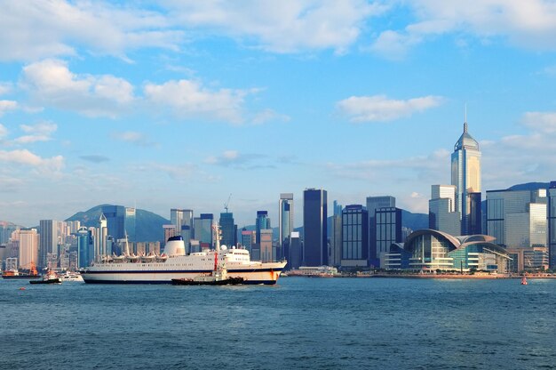 Horizonte de Hong Kong con barcos