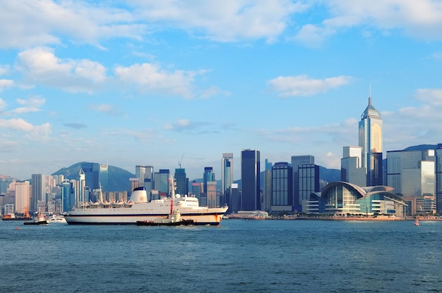 Horizonte de Hong Kong con barcos