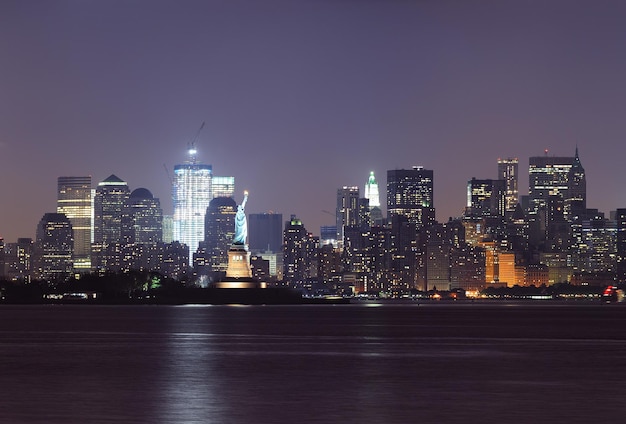 Foto gratuita horizonte de manhattan más bajo de new york city en la noche