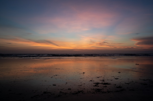 Horizonte del mar al atardecer