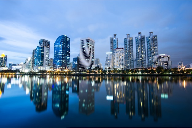 Horizonte por la noche. Ver en el lago de construcción y el centro de la ciudad.