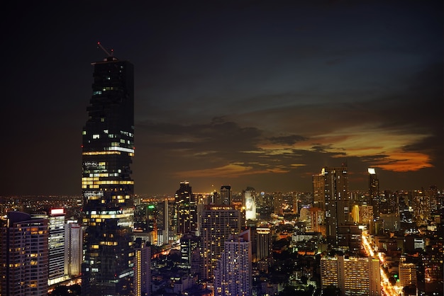 Horizonte por la noche. Vista del edificio urbano de la ciudad.