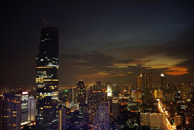 Horizonte por la noche. Vista del edificio urbano de la ciudad.