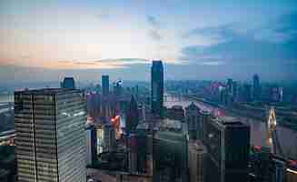 Foto gratuita horizonte y el paisaje de chongqing a orillas del río durante el amanecer.