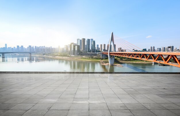 Horizonte panorámico y edificios con suelo cuadrado concreto vacío