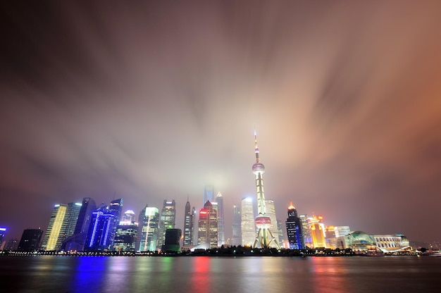 Horizonte de Shangai en la noche