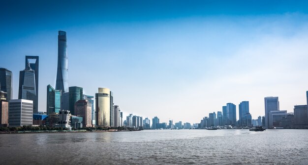 Horizonte de Shanghai en día soleado, China