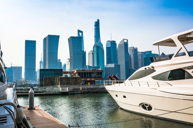 Horizonte de Shanghai en día soleado, China