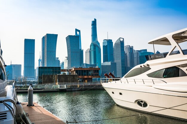 Horizonte de Shanghai en día soleado, China