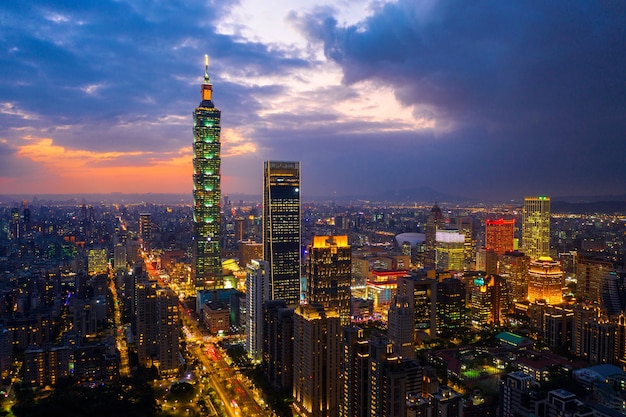 Horizonte de Taiwán, hermoso paisaje urbano al atardecer.