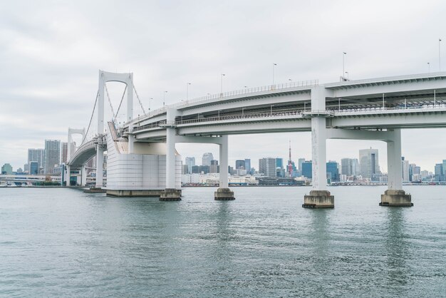 Horizonte de Tokio con la torre de Tokio y el puente del arco iris.