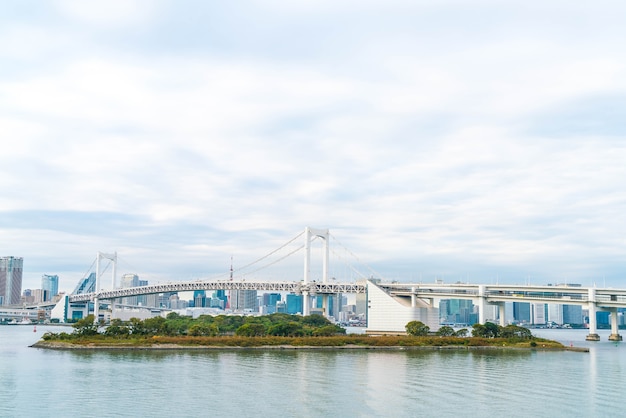 Horizonte de Tokio con la torre de Tokio y el puente del arco iris.