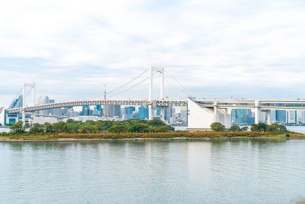 Horizonte de Tokio con la torre de Tokio y el puente del arco iris.