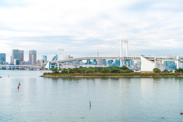 Horizonte de Tokio con la torre de Tokio y el puente del arco iris.