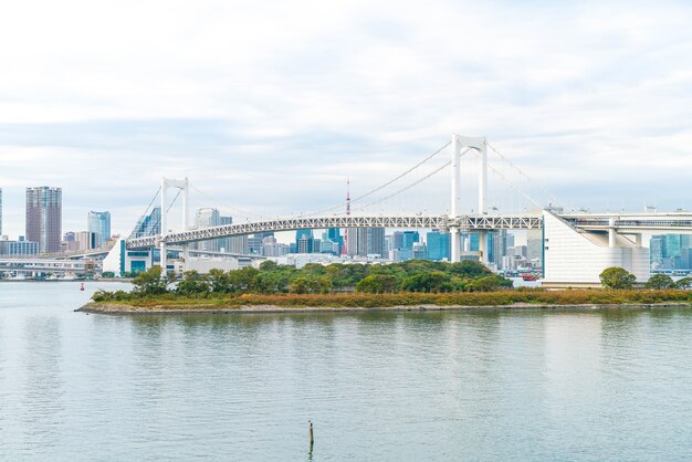 Horizonte de Tokio con la torre de Tokio y el puente del arco iris.